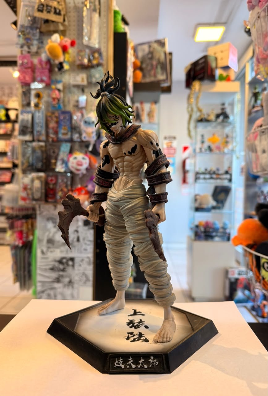 FIGURA DE GYUTARO SOSTENIENDO HOCES DE HUESO DE SANGRE