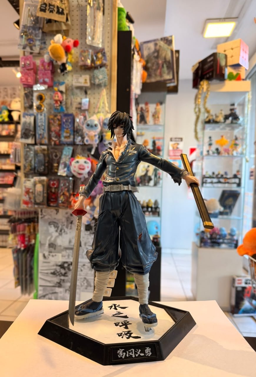 FIGURA DE GIYU TOMIOKA SOSTENIENDO SU ESPADA NICHIRIN