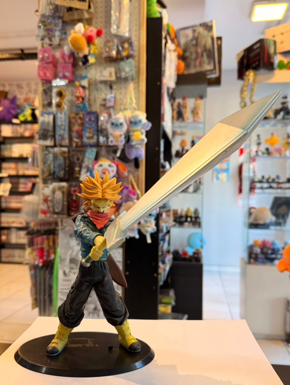 FIGURA DE TRUNKS SUPER SAIYAN EMPUÑANDO SU ESPADA