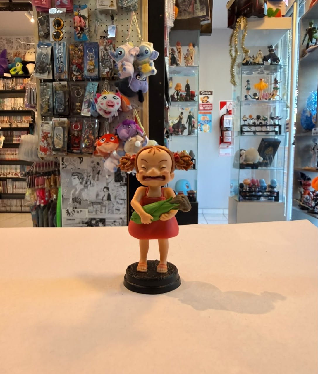 FIGURA CHIBI DE MEI KUSAKABE LLORANDO Y SOSTENIENDO MAZORCA