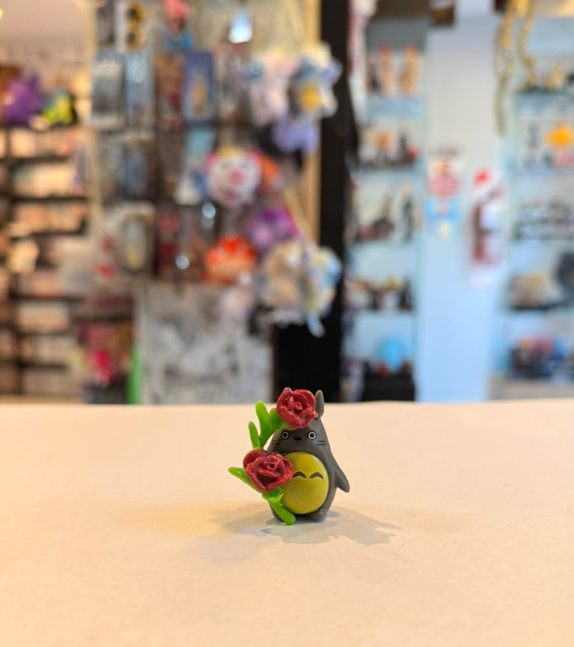 FIGURA GASHAPON DE TOTORO SOSTENIENDO ROSAS ROJAS