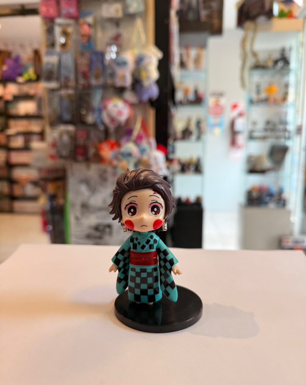 FIGURA CHIBI DE TANJIRO DISFRAZADO DE SUMIKO