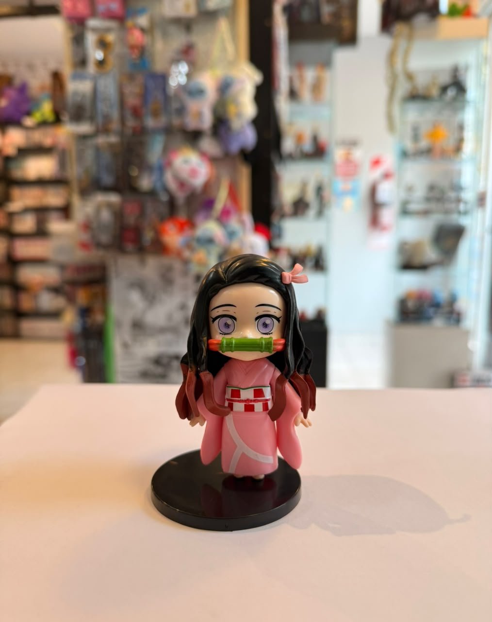 FIGURA CHIBI DE NEZUKO EN EL ARCO DEL DISTRITO DEL ENTRETENIMIENTO