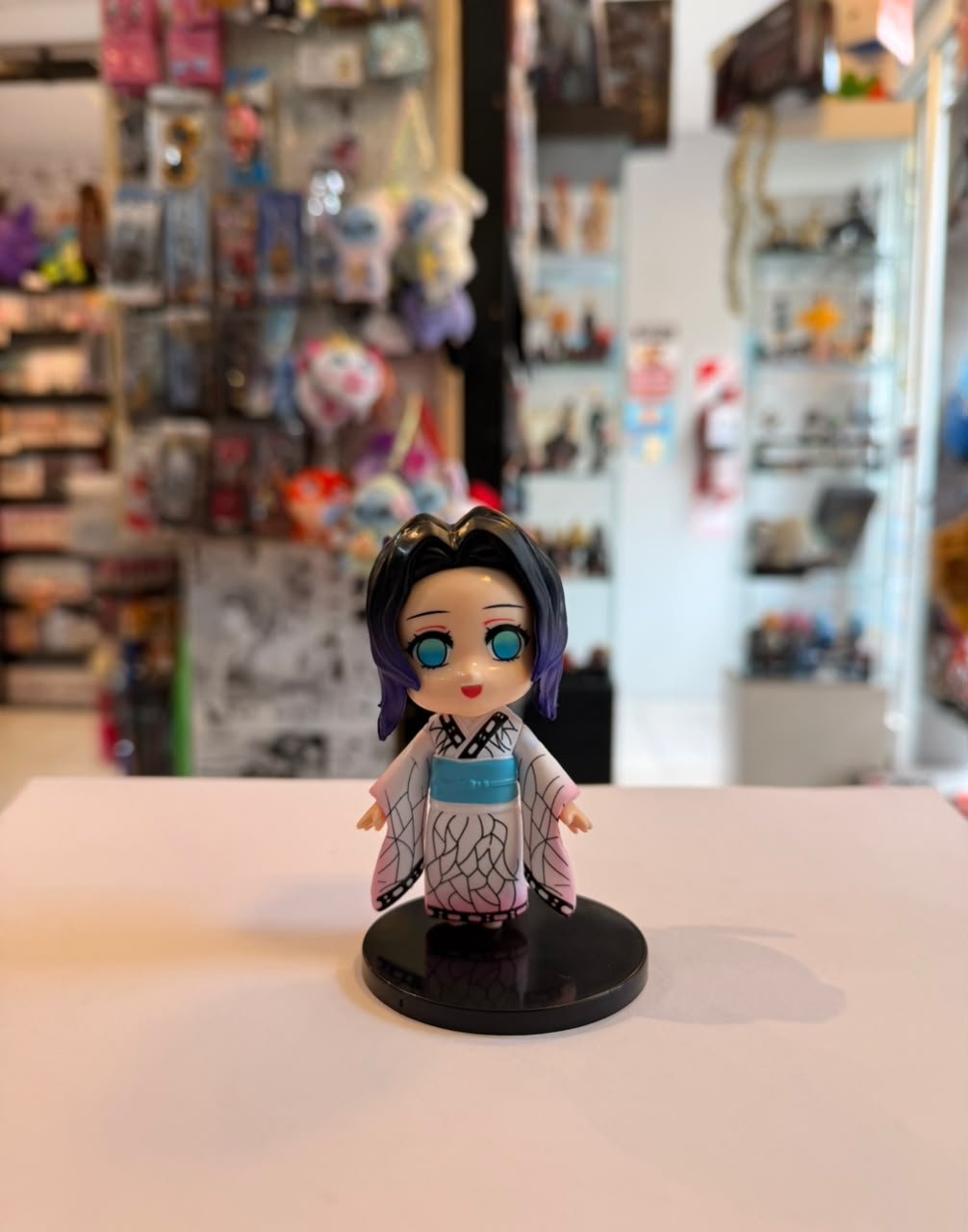 FIGURA CHIBI DE SHINOBU EN EL ARCO DEL DISTRITO DEL ENTRETENIMIENTO