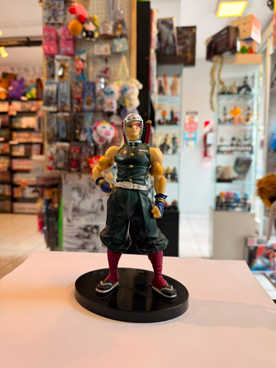 FIGURA DE TENGEN UZUI CON SU VESTIMENTA TRADICIONAL
