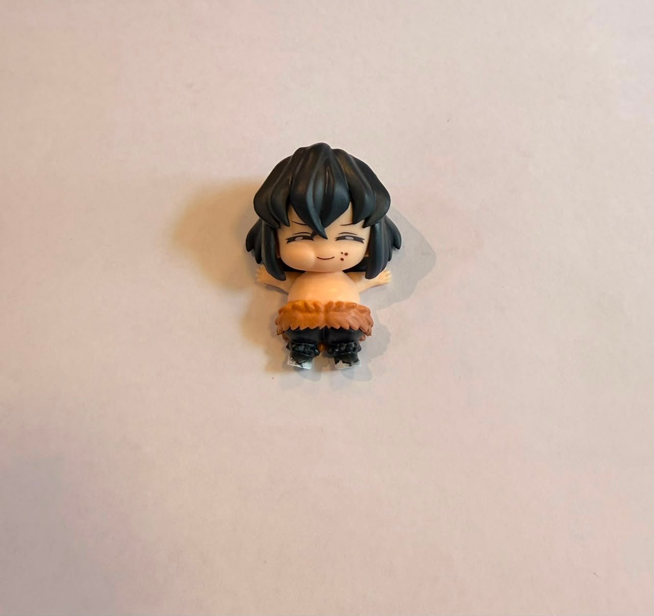 FIGURA GASHAPON DE INOSUKE ACOSTADO