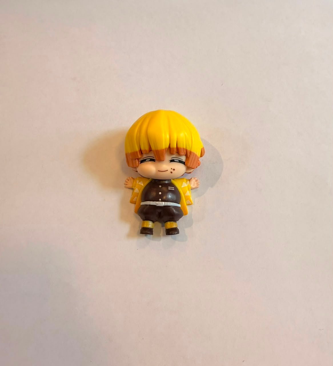 FIGURA GASHAPON DE ZENITSU ACOSTADO