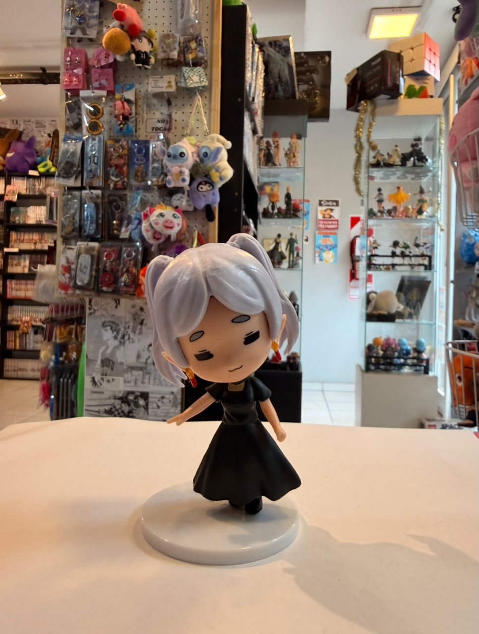 FIGURA CHIBI DE FRIEREN CON VESTIDO NEGRO