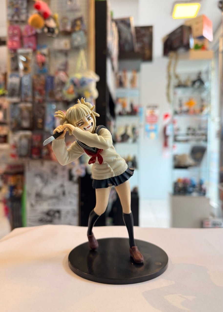 FIGURA DE HIMIKO TOGA SOSTENIENDO CUCHILLO CON SONRISA PICARA