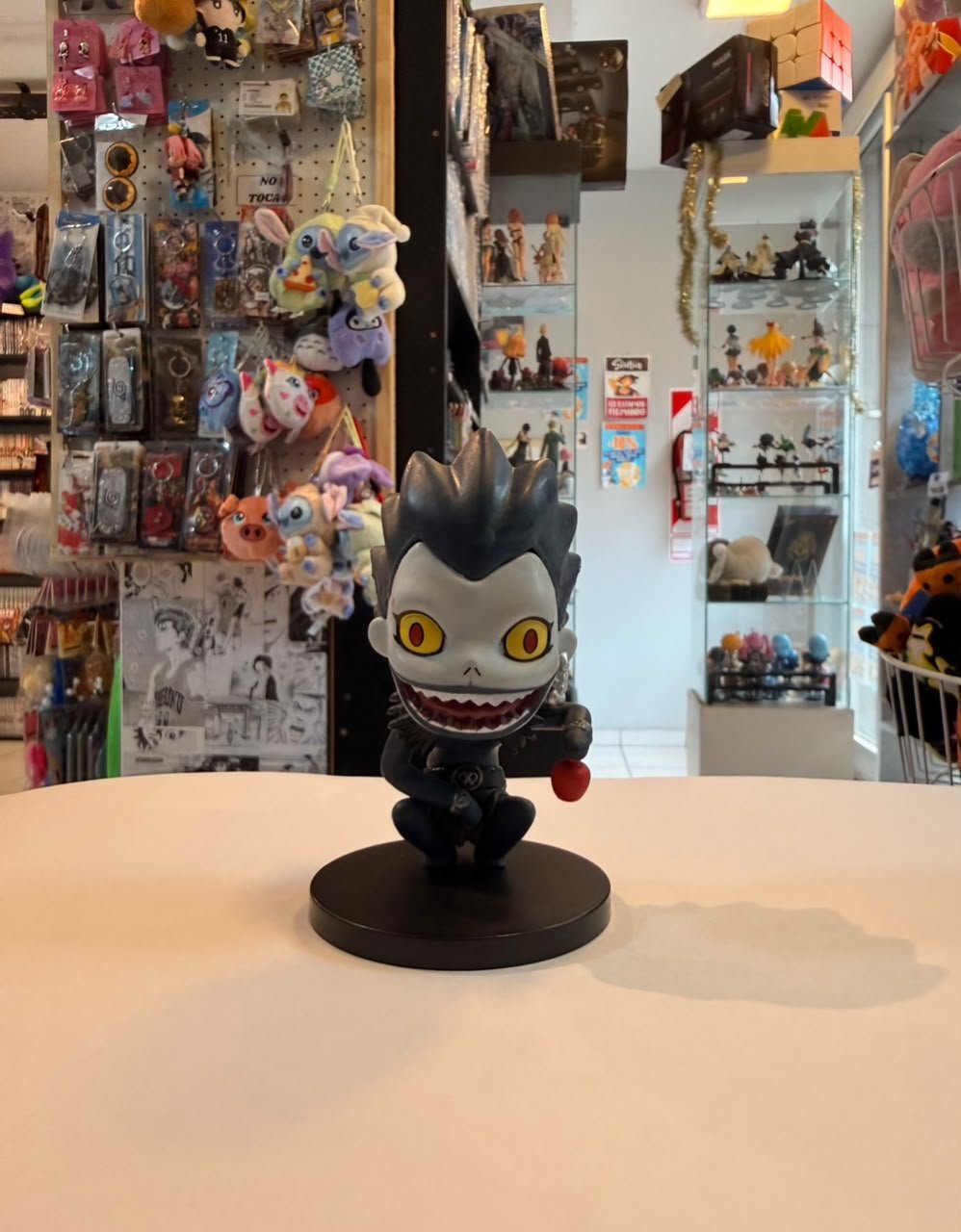 FIGURA CHIBI DE SHINIGAMI RYUK SENTADO Y SOSTENIENDO MANZANA