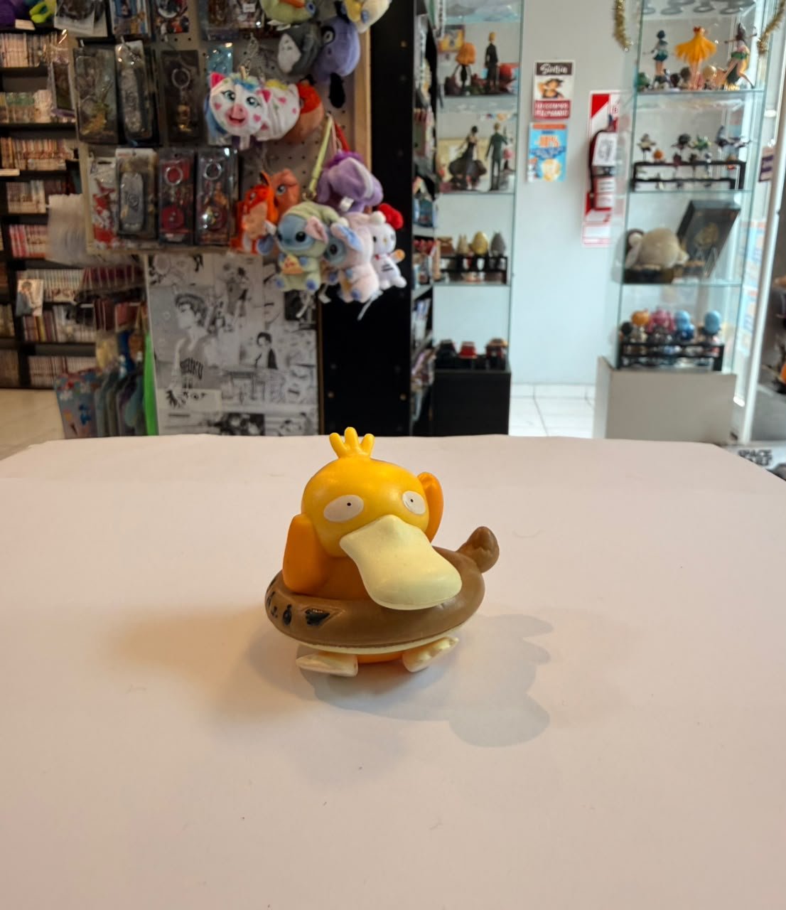 FIGURA CHIBI DE PSYDUCK CON FLOTADOR DE EEVEE