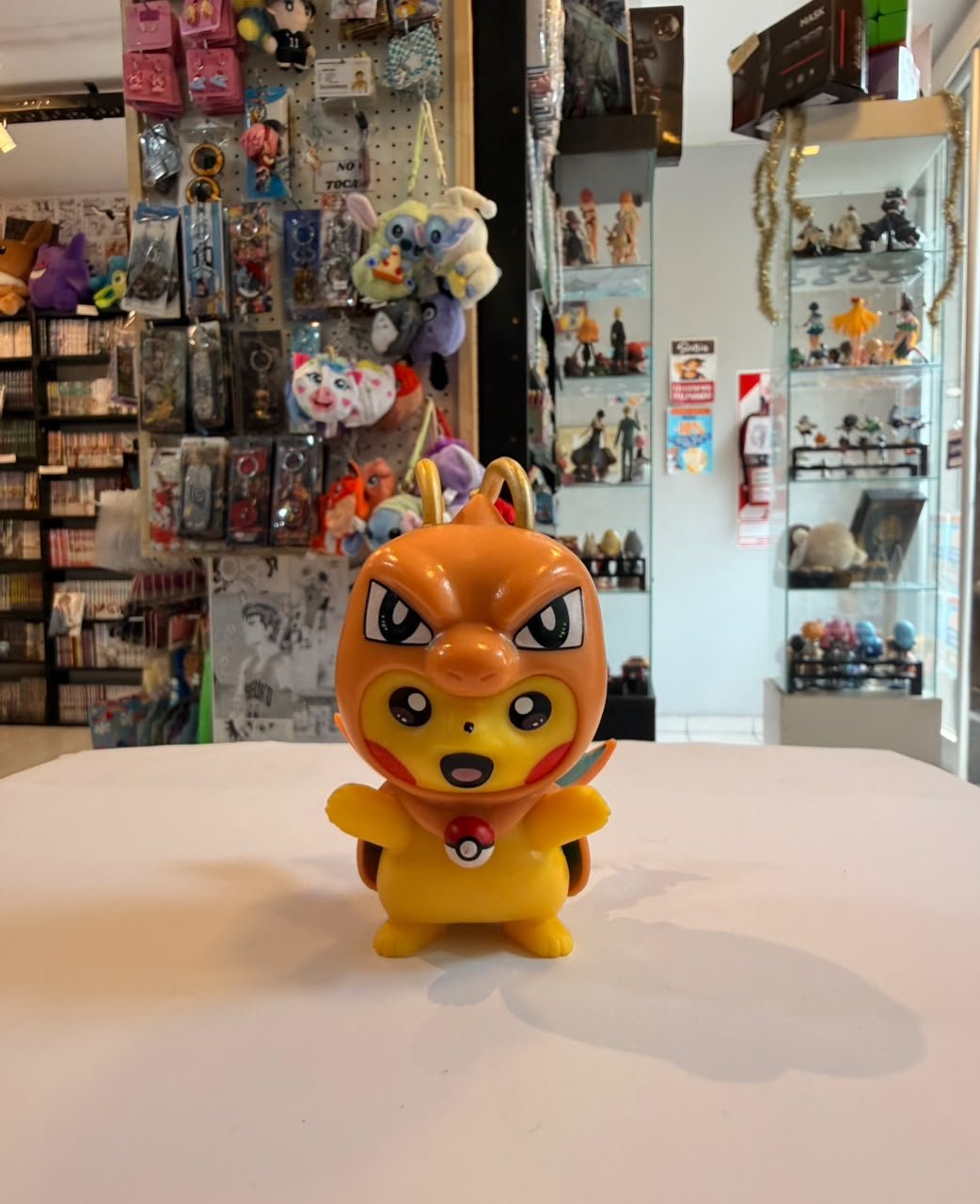 FIGURA CHIBI DE PIKACHU DISFRAZADO DE CHARIZARD