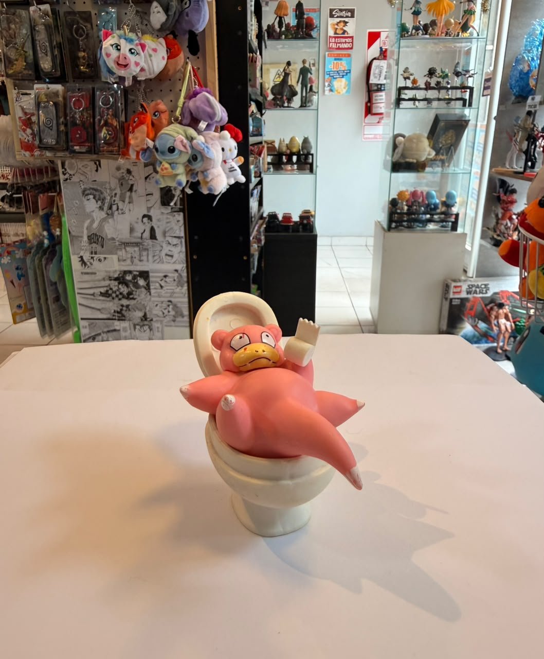 FIGURA CHIBI DE SLOWPOKE SENTADO EN UN INODORO