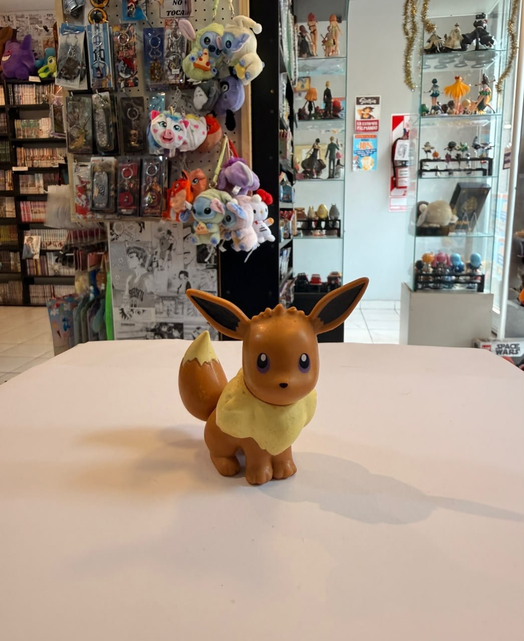 FIGURA CHIBI DE EEVEE SENTADO CON LA COLA LEVANTADA