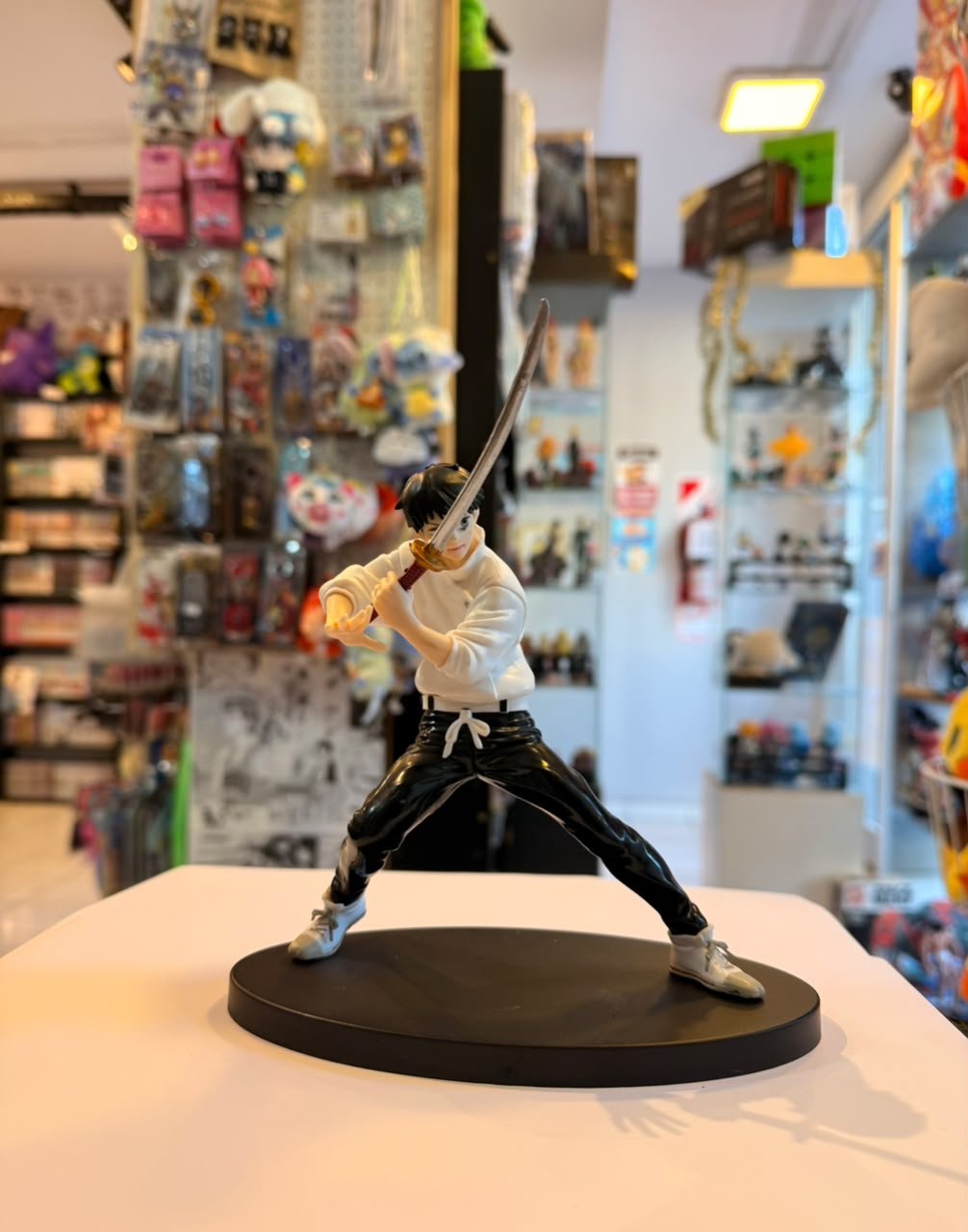 FIGURA DE YUTA OKKOTSU EN POSE DE COMBATE EMPUÑANDO SU KATANA
