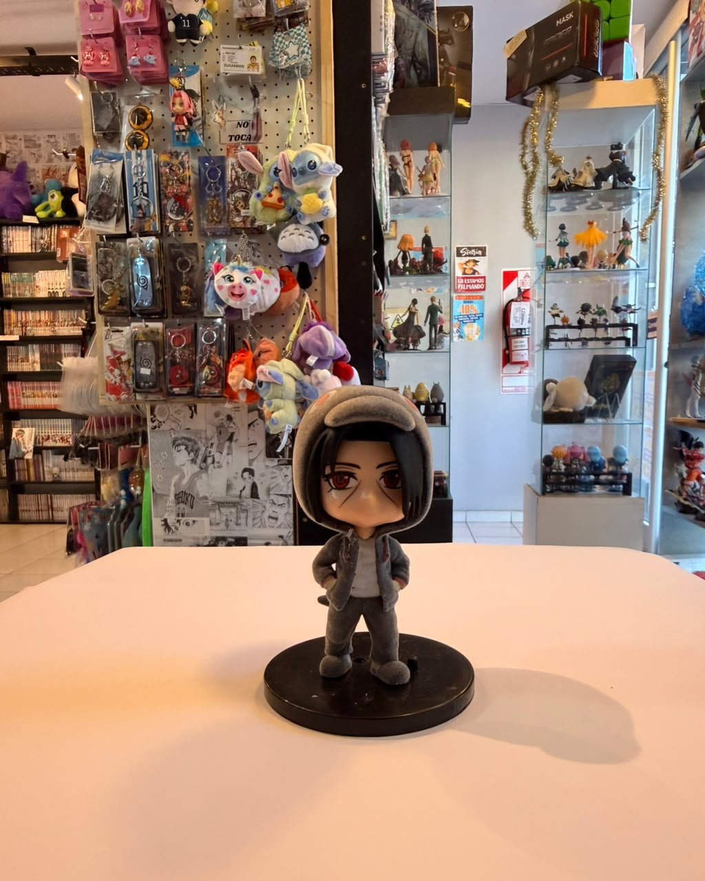 FIGURA CHIBI DE ITACHI USANDO SUDADERA DE CUERVO