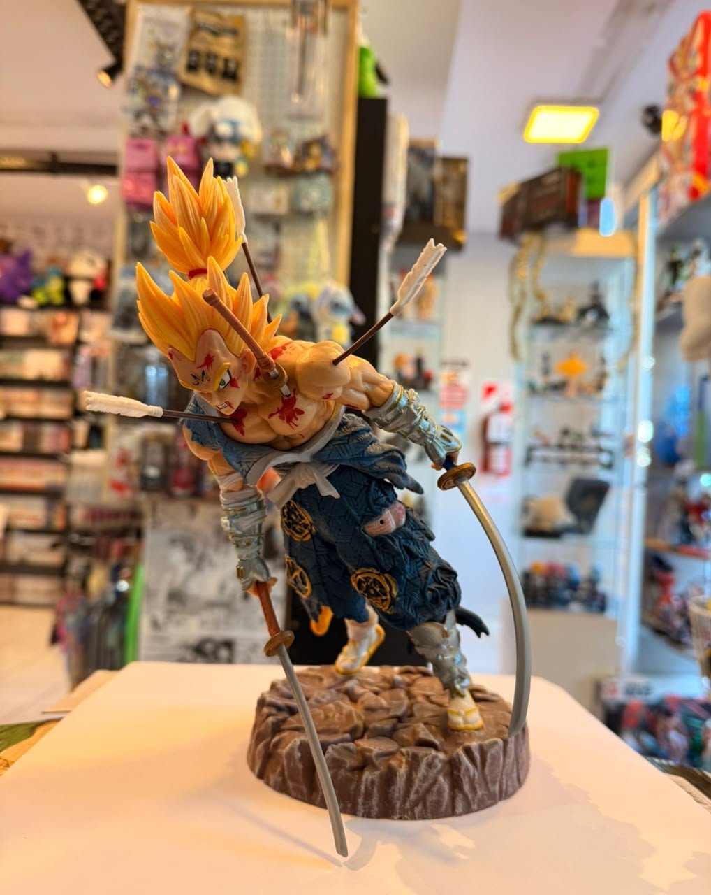 FIGURA DE MAJIN VEGETA VERSION SAMURAI CON FLECHAS CLAVADAS