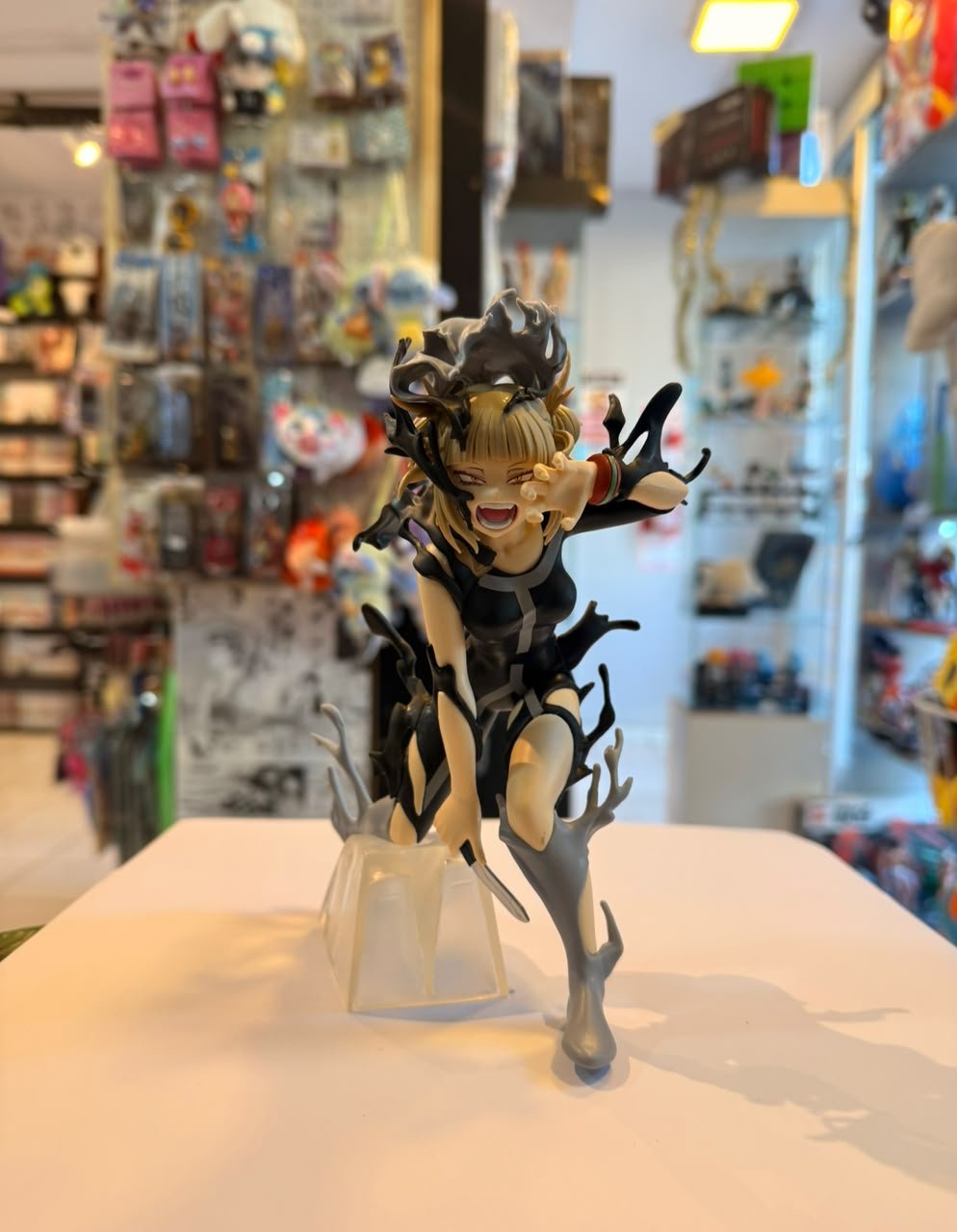 FIGURA DE HIMIKO TOGA RODEADA DE EFECTOS TRANSLUCIDOS GRISES