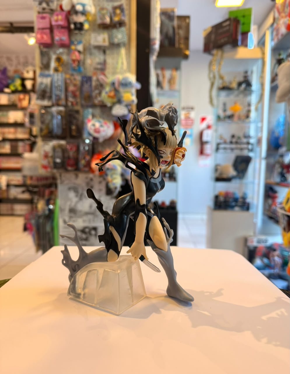 FIGURA DE HIMIKO TOGA RODEADA DE EFECTOS TRANSLUCIDOS GRISES foto 2