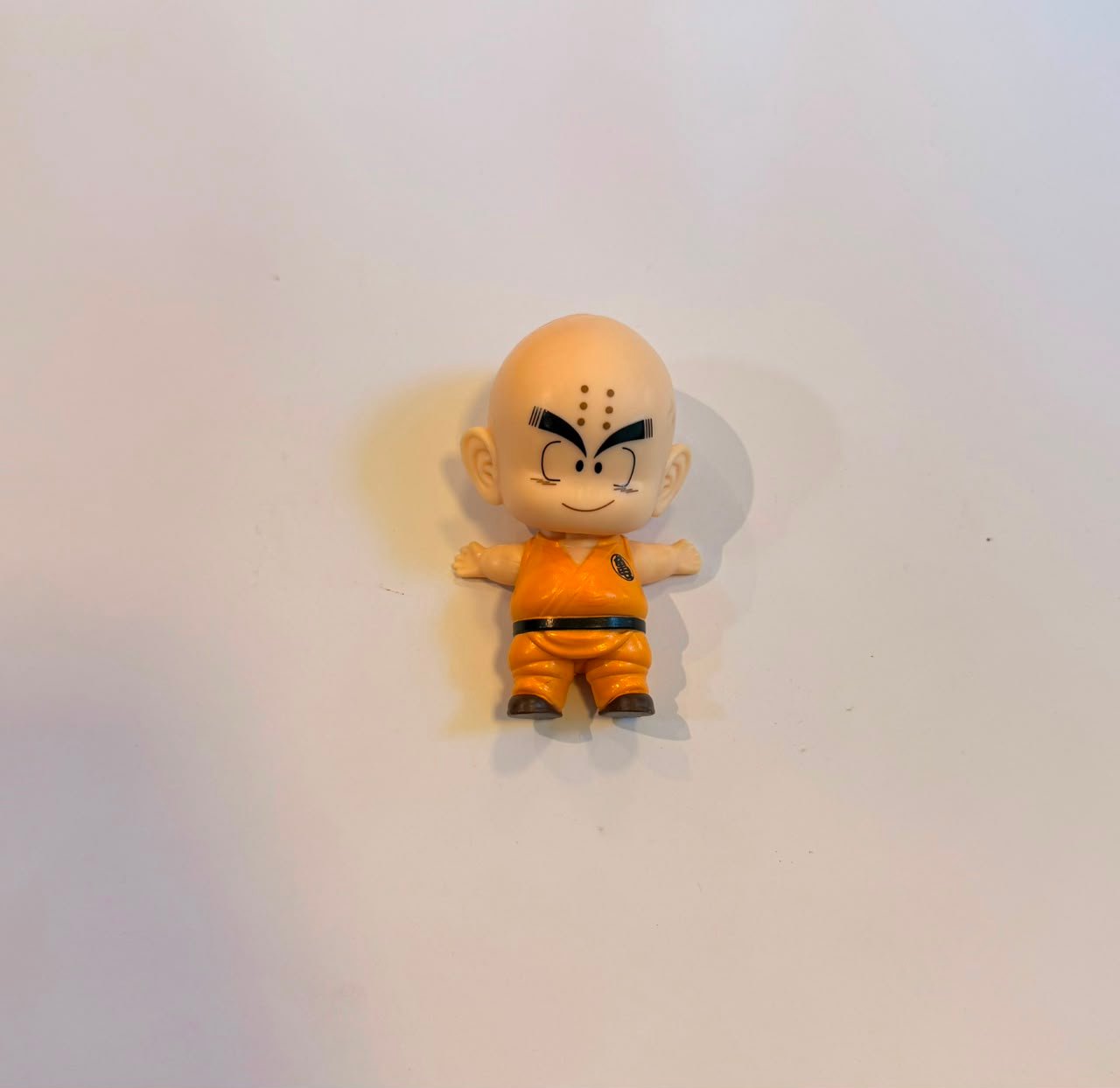 FIGURA GASHAPON DE KRILIN ACOSTADO