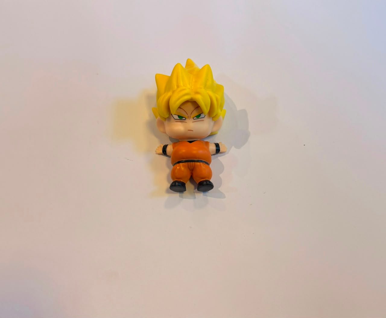 FIGURA GASHAPON DE SON GOKU ACOSTADO