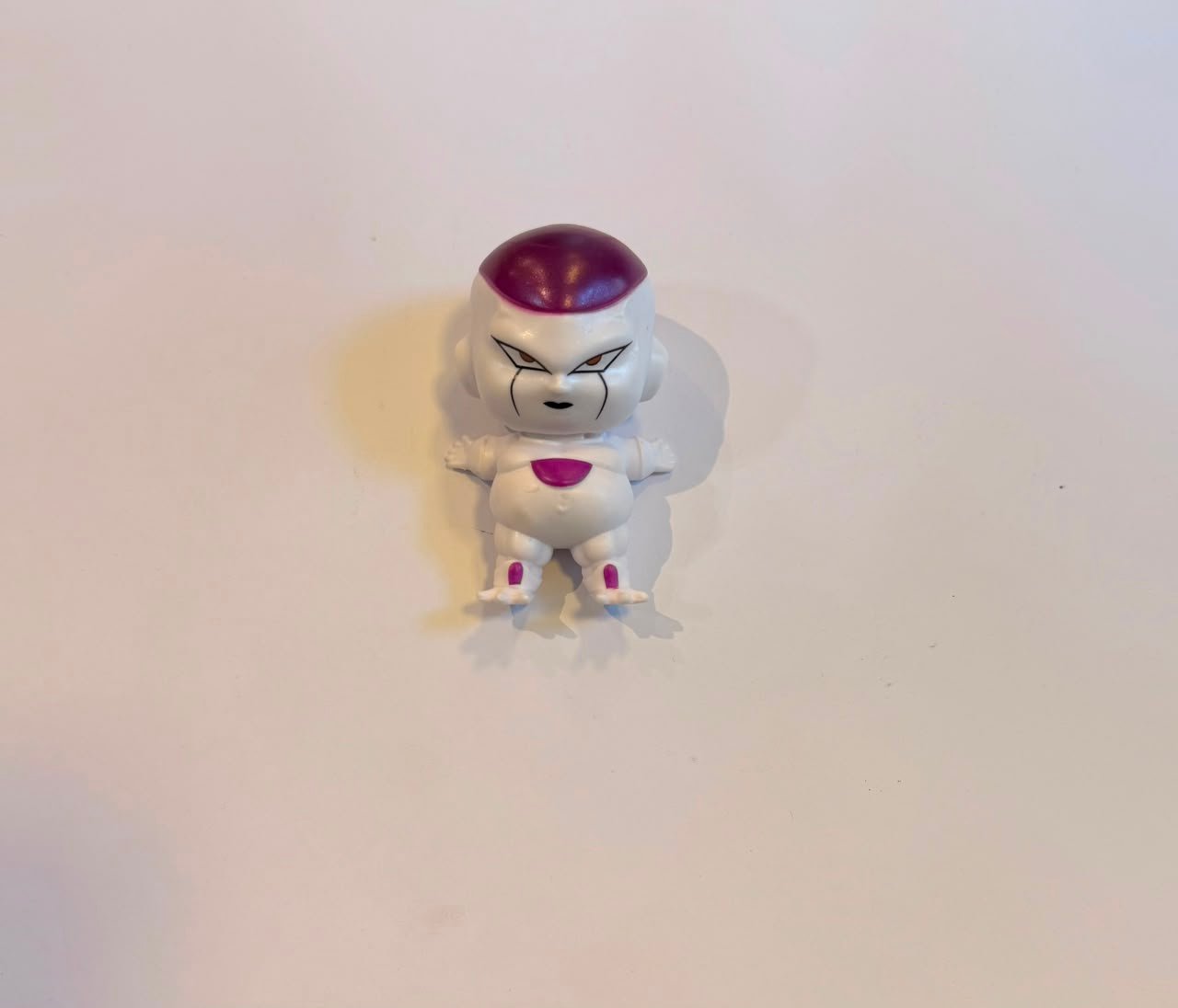 FIGURA GASHAPON DE FREEZER ACOSTADO