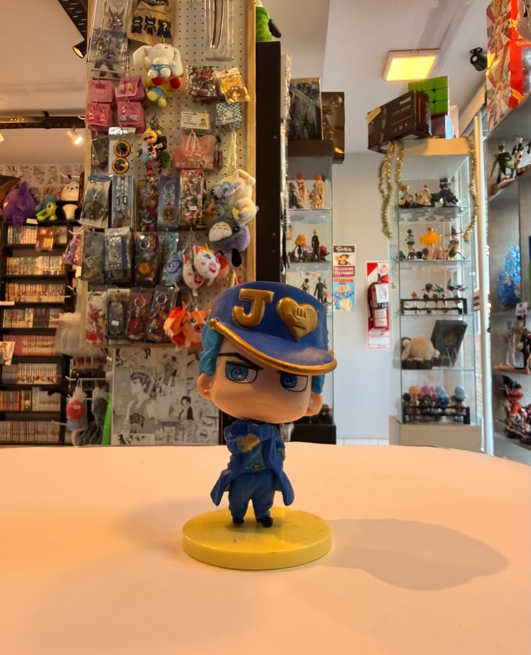 FIGURA GASHAPON DE JOTARO KUJO CON TRAJE AZUL