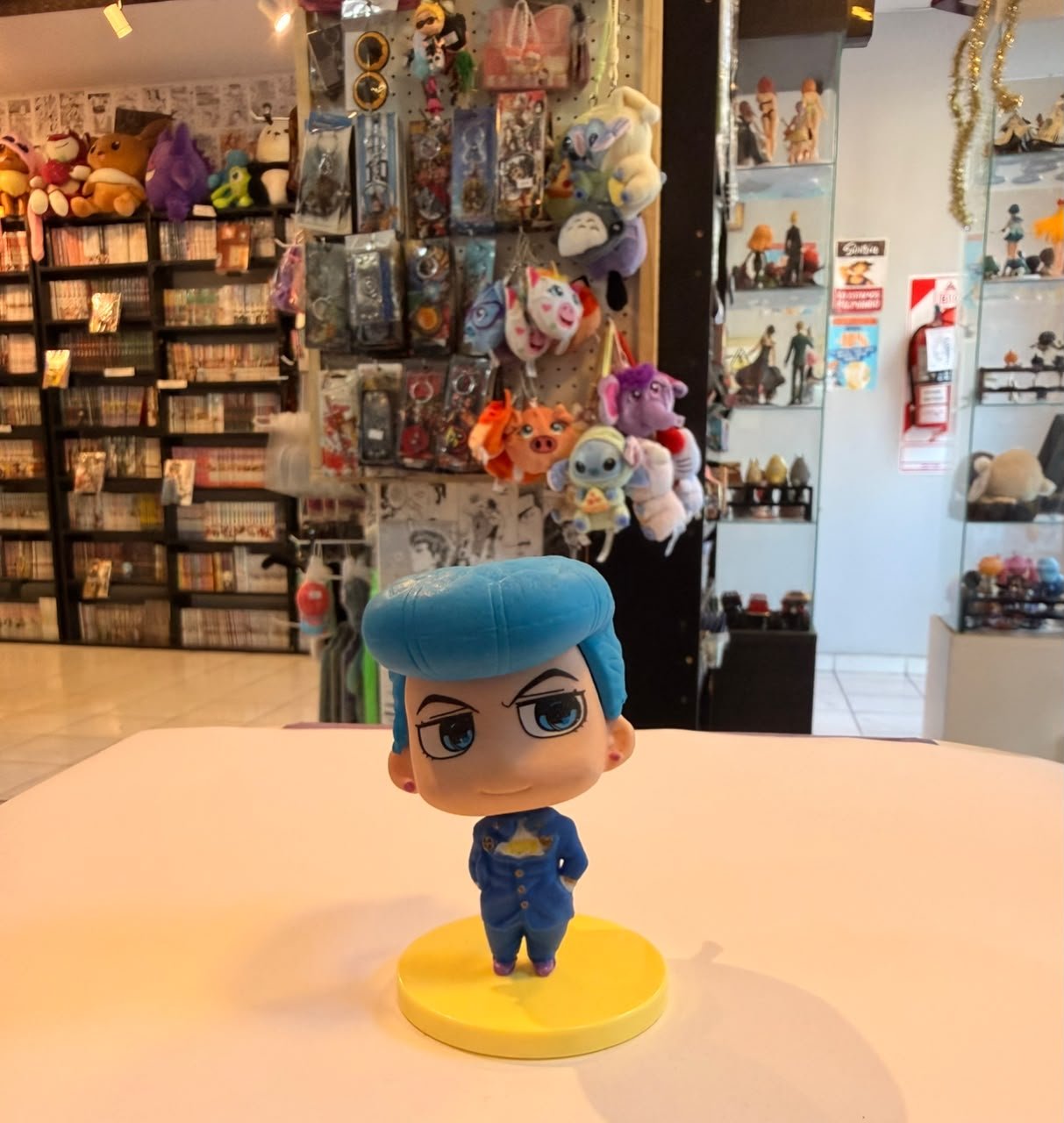 FIGURA GASHAPON DE JOSUKE HIGASHIKATA CON TRAJE AZUL