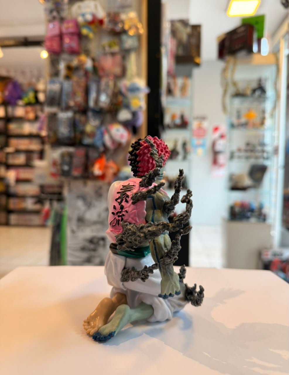 FIGURA DE AKAZA ARRODILLADO Y TRANSFORMANDOSE EN HUMANO foto 2