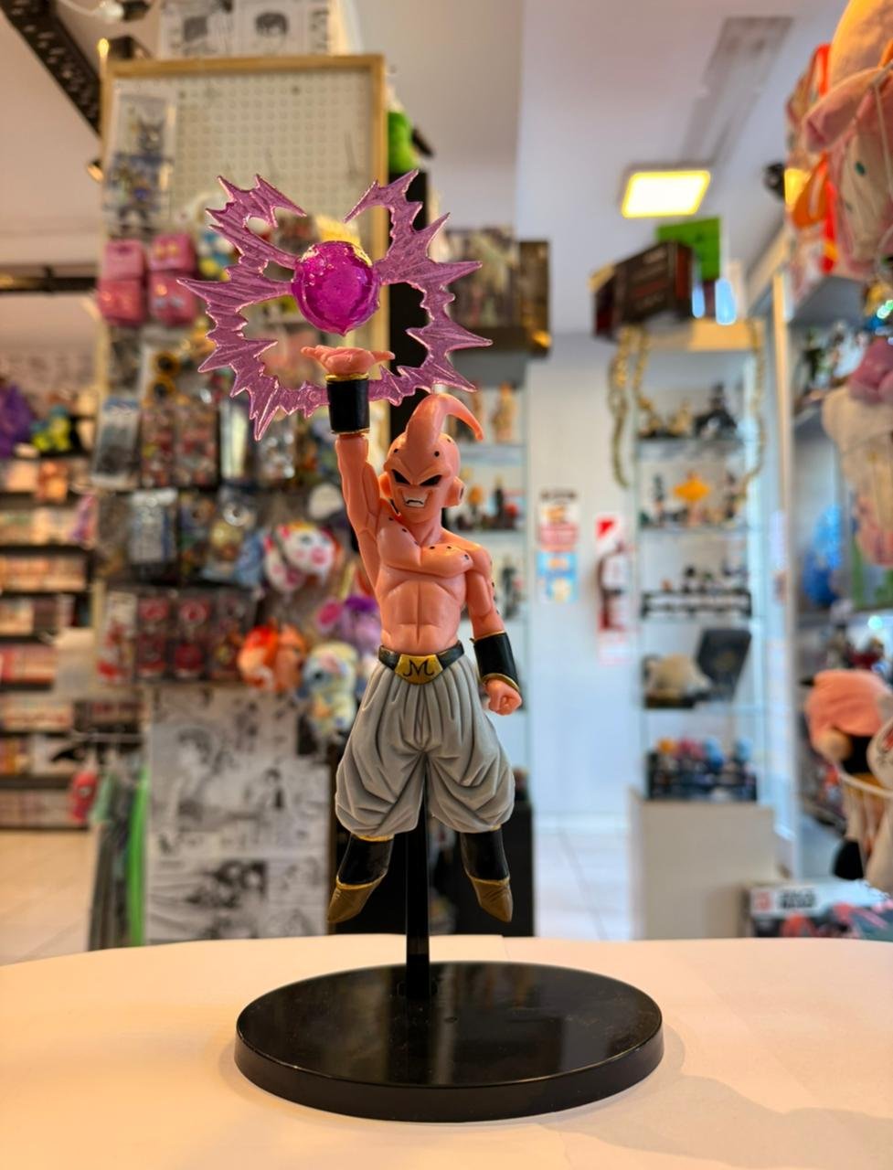 FIGURA DE MAJIN BOO CON EL EFECTO TRASLUCIDO DE PODER MORADO EN SU MANO