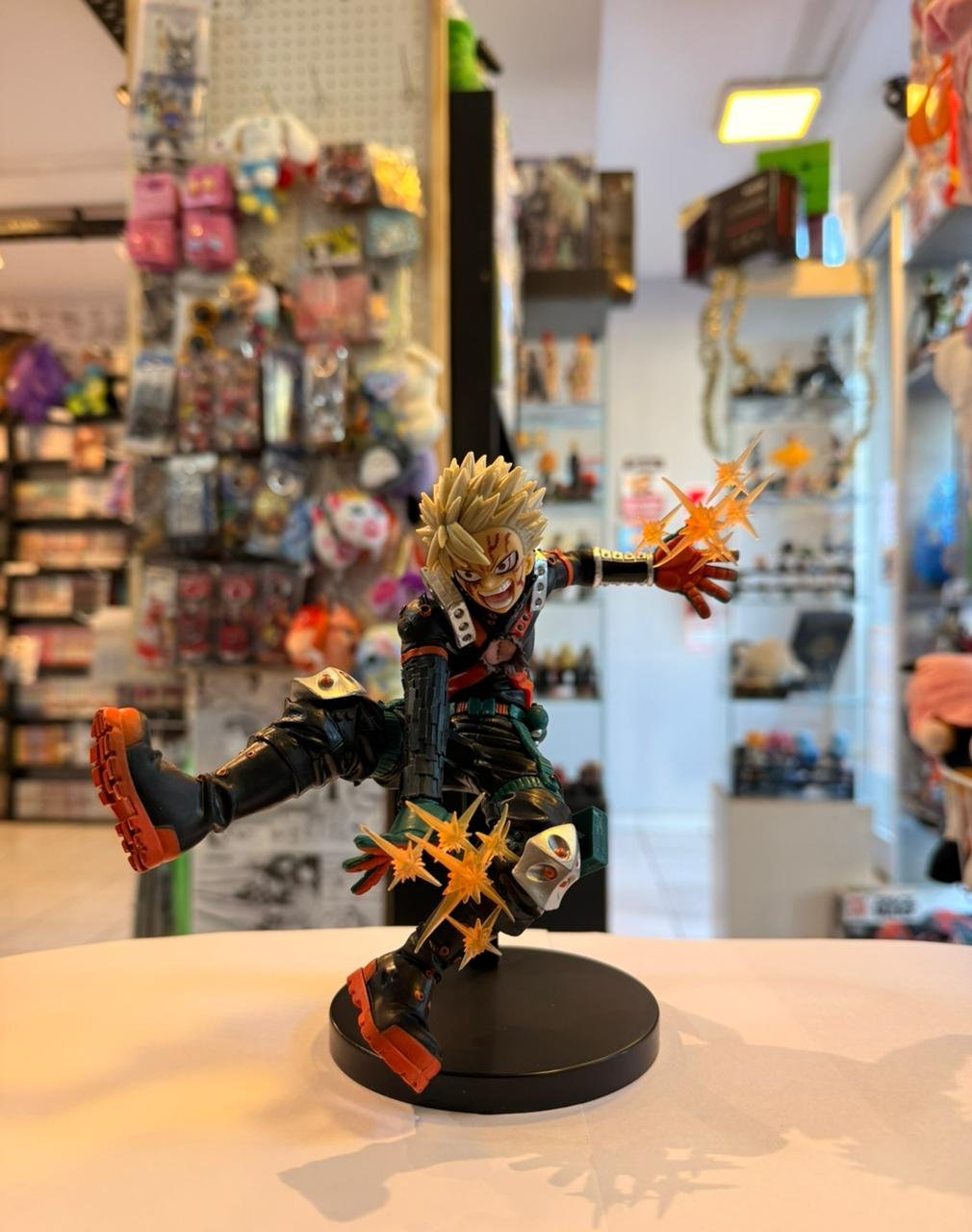 FIGURA DE KATSUKI BAKUGO EN PLENA ACCION CON EFECTOS DE EXPLOSION