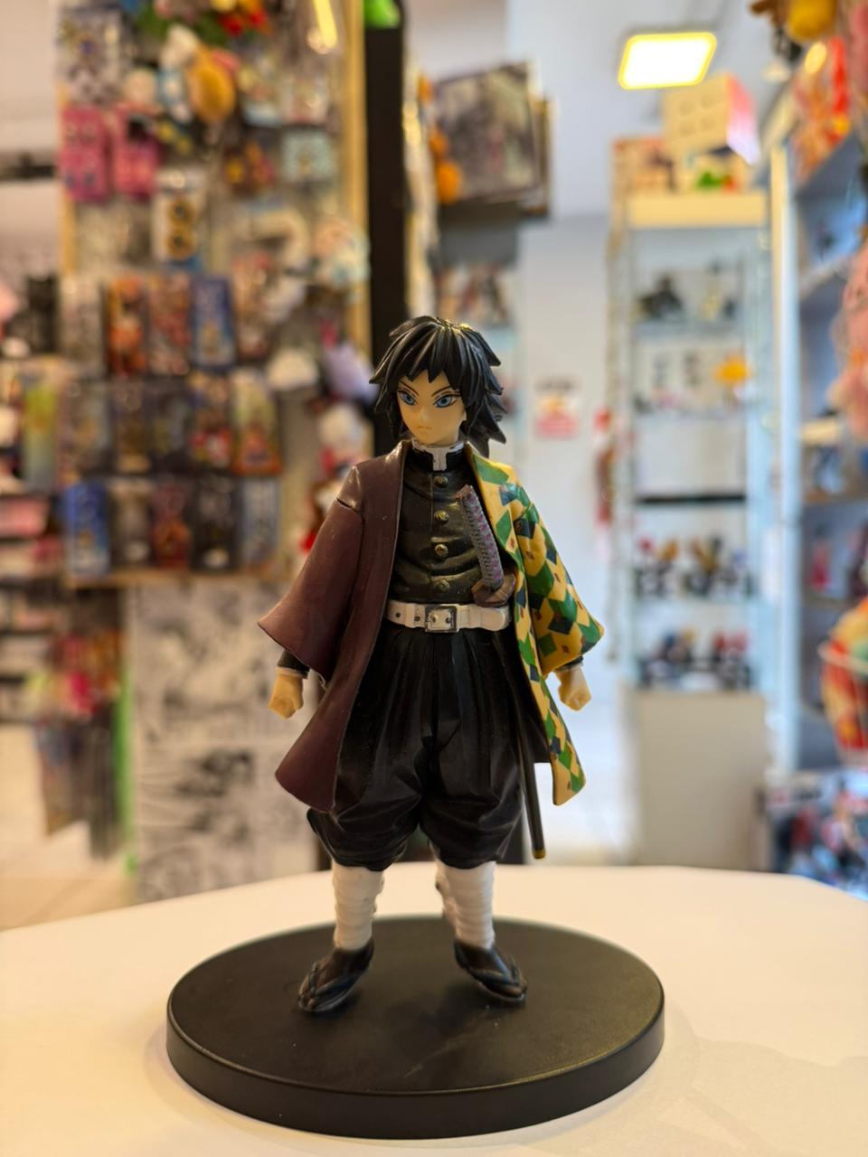 FIGURA DE TOMIOKA CON SU UNIFORME