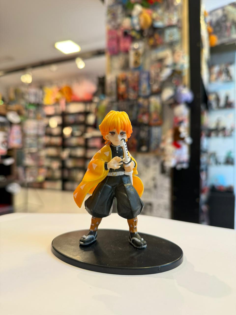 FIGURA DE ZENITSU SOSTENIENDO KATANA
