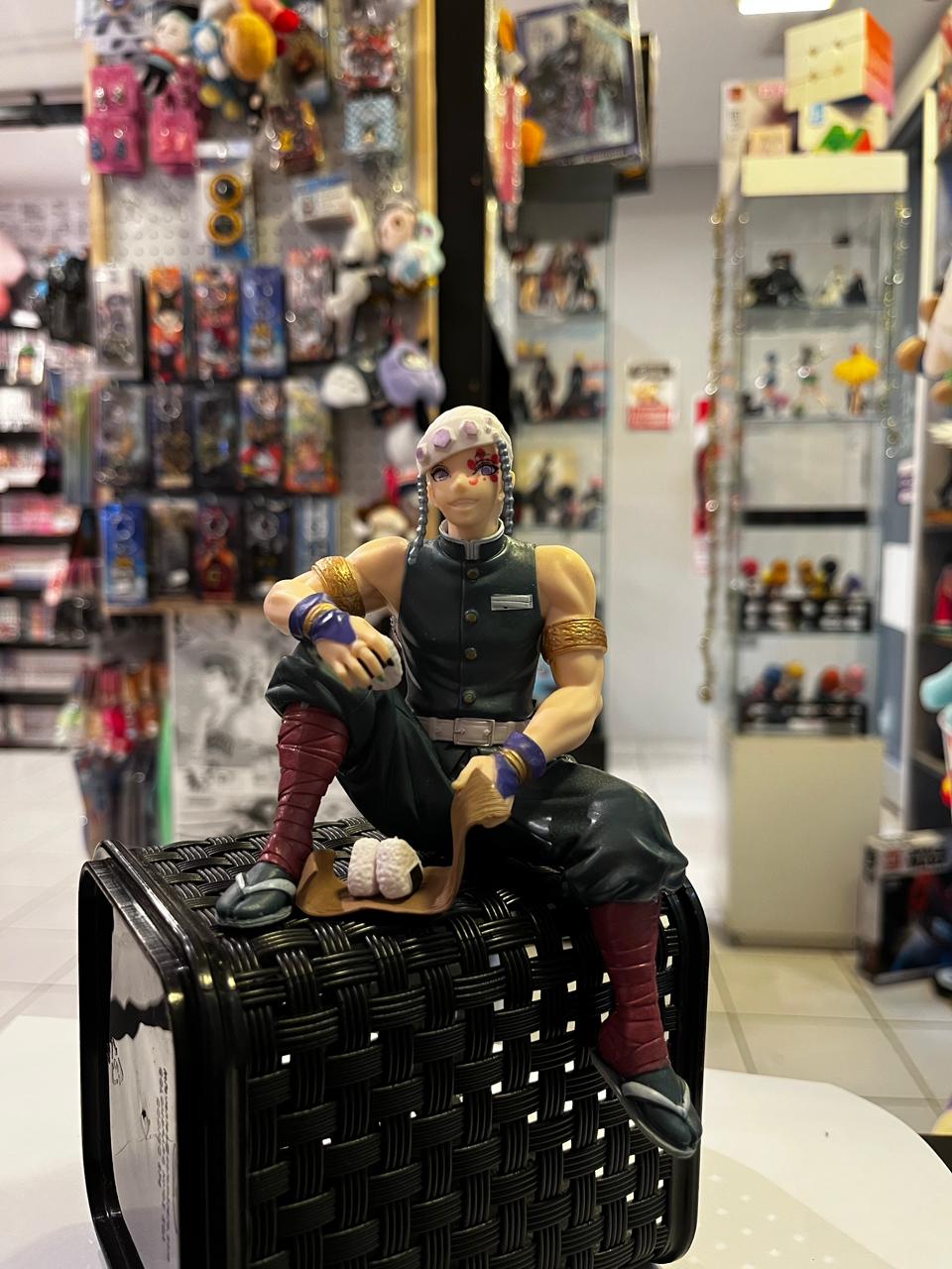 FIGURA DE TENGEN UZUI SENTANDO COMIENDO ONIGIRIS